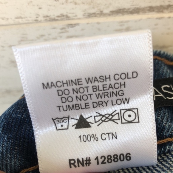FASHION NOVA DISTRESSED JEANS  | SIZE 0 (24) - Picture 7 of 8